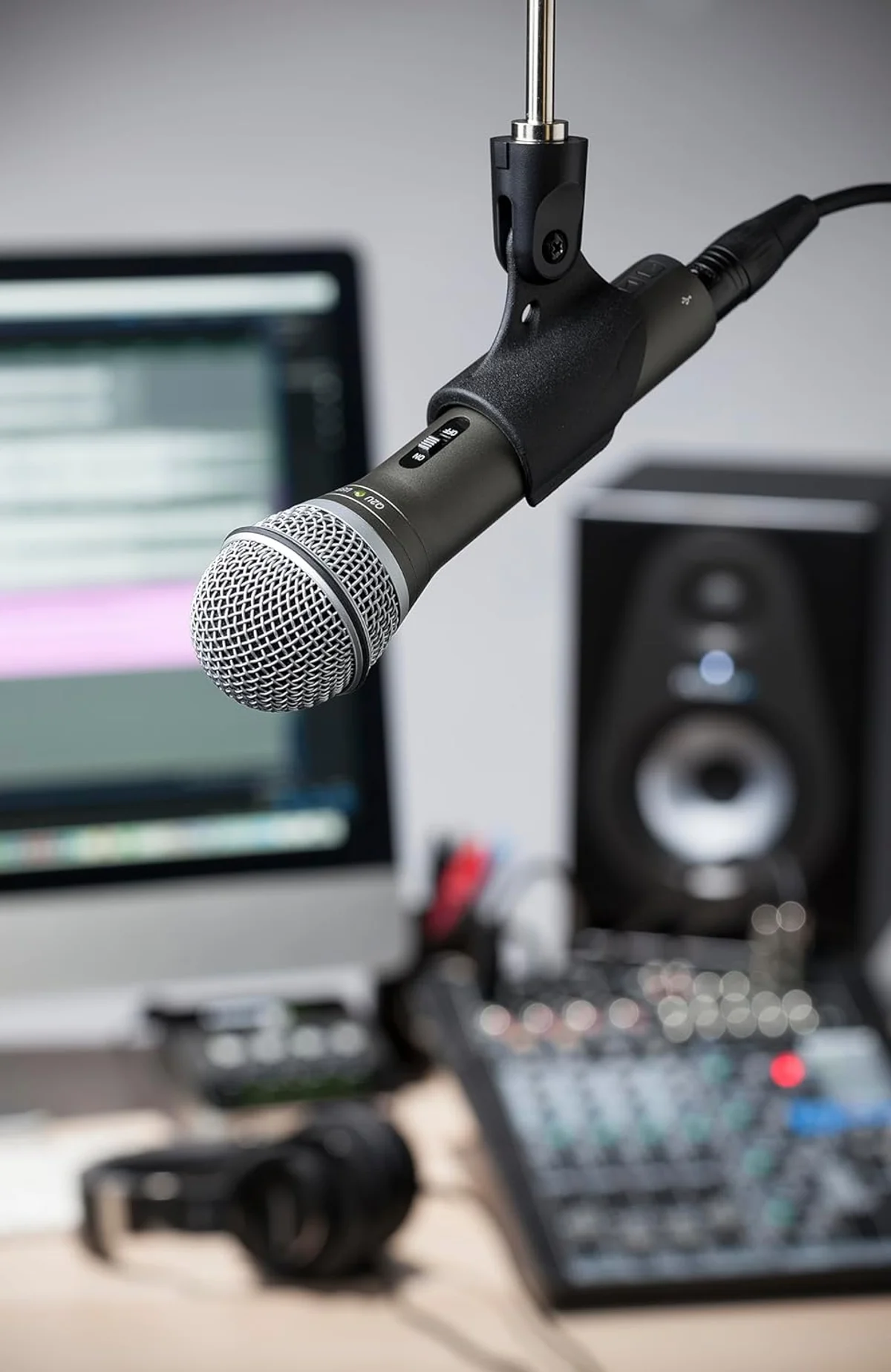 Samson Q2U handheld design — the compact size that makes it a permanent backup mic